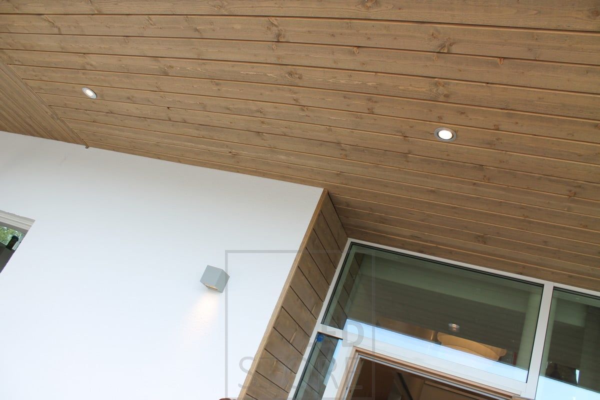 Unidirectional CUBIC OUT luminaire, for outdoor use, with spotlights on the ceiling to complement wall luminaires.